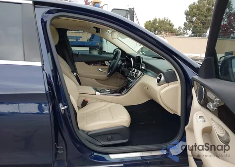 2017 Mercedes-Benz C 300 4Matic z USA, uszkodzony, nr VIN 55SWF4KB2HU207354